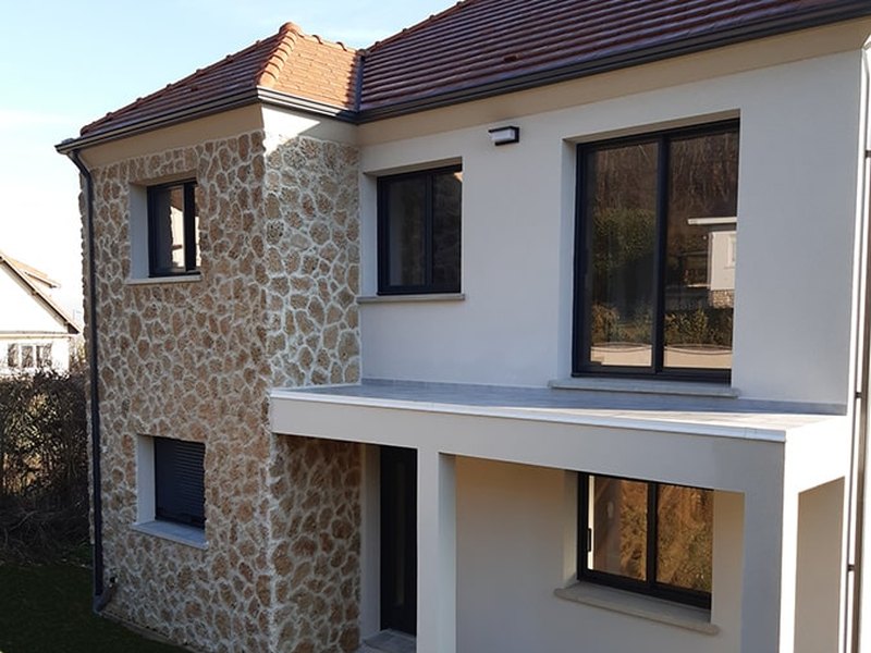 Maison individuelle : façade en meulière rejointoyée et enduit clair, toiture tuile