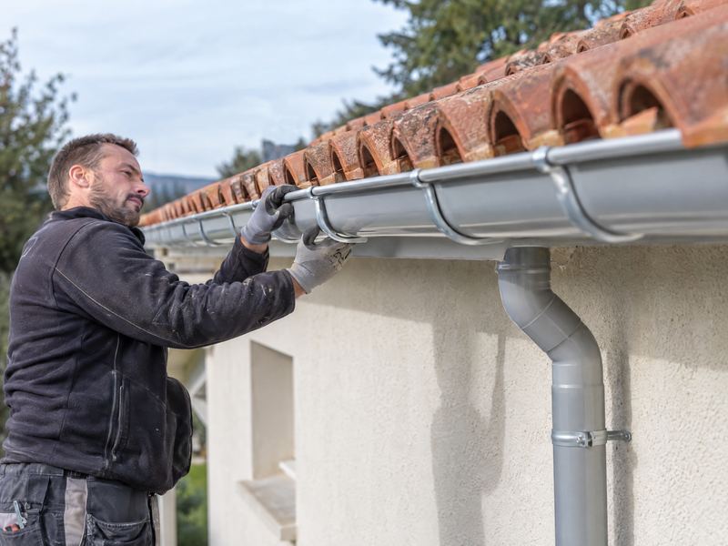 Pose d'une gouttière et d'une descente en acier laqué
