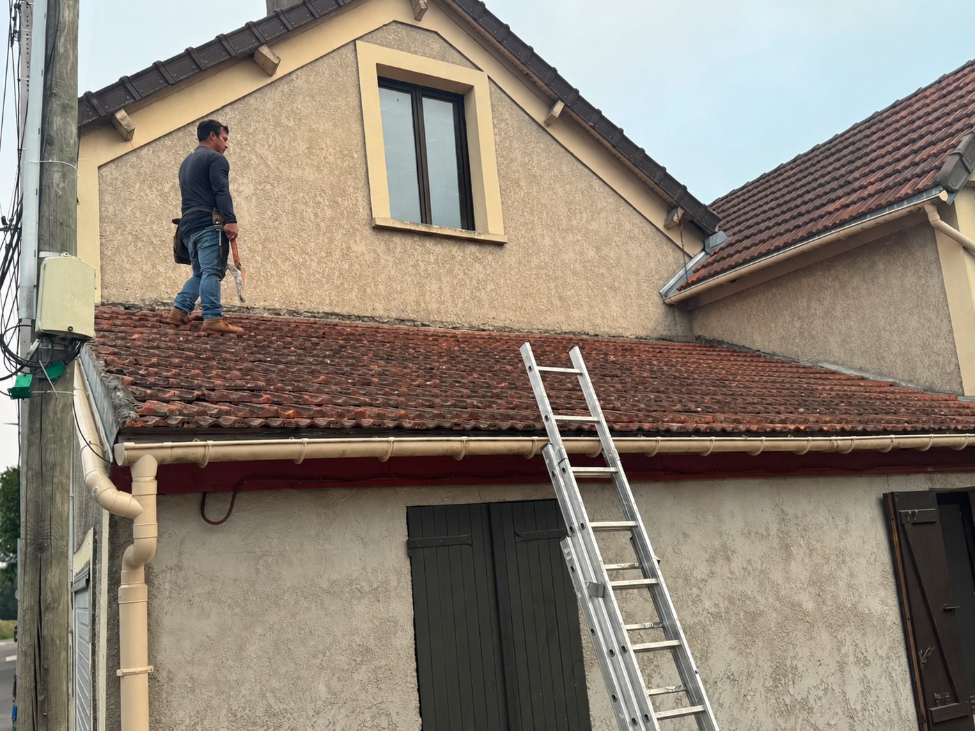 Toiture ancienne aux tuiles usées avant réfection