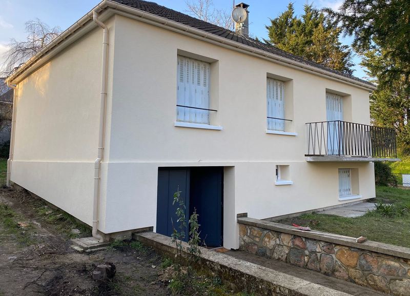 Maison après ravalement : façade enduite et finition en teinte claire