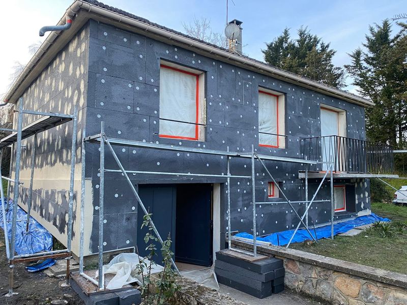 Façade en travaux : panneaux d'isolation par l'extérieur posés avant l'enduit